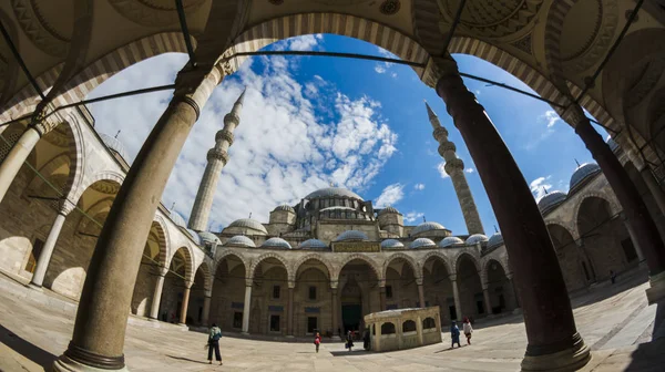 Nádvoří Suleymaniye (Suleumaniye Camii) v Istanbulu. — Stock fotografie