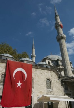 Türkiye'de Eyüp Sultan Camii'nin dış cephesi Hz. Muhammed (s.a.s.)'in bir arkadaşının burada toprağa verildiğine inanılır..