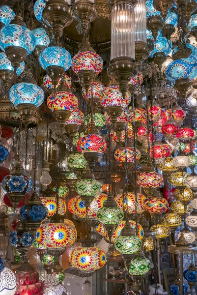 Lampadari decorativi mosaici pendono all'interno Grand Bazaar in — Foto Stock