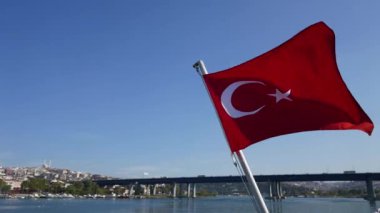 4k'te iskeleye dönerken teknede türk bayrağı sallanıyor.