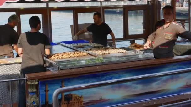 Istanbul Turecko Září 2016 Neidentifikovaný Rybí Sendvič Balik Ekmek Připravuje — Stock video