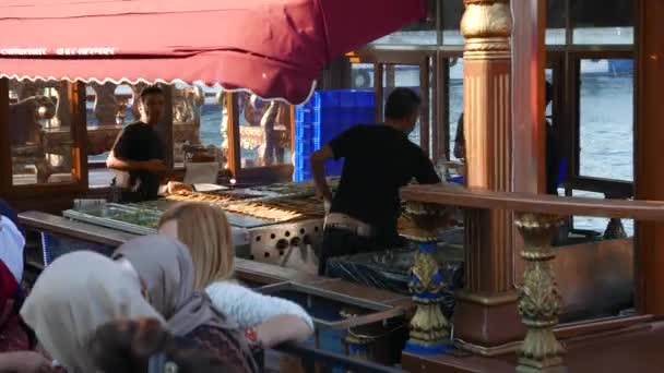 土耳其伊斯坦布尔 2016年9月29日 不明鱼三明治 巴利克 埃克梅克 卖家在土耳其伊斯坦布尔的船上准备三明治 — 图库视频影像