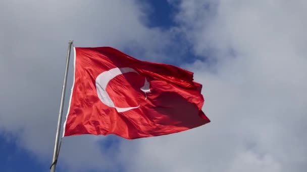 Turkije Vlag Zwaaiende Tegen Blauwe Luchten — Stockvideo
