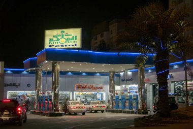 Mekke Kingdom Benzin istasyonu akşam çekim, Suudi Arabistan.