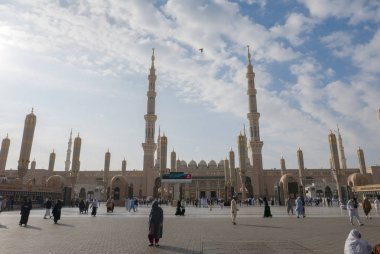 Medine, Suudi Arabistan-13 Aralık 2016: Nabawi mosqu ana girişi