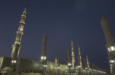 El Madinah'taki Nabawi Camii'nin dış cephesi, Suudi Arabistan.