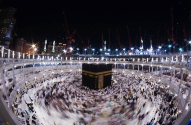 Kabe 'yi gezen Müslüman hacıların geniş açılı görüntüsü