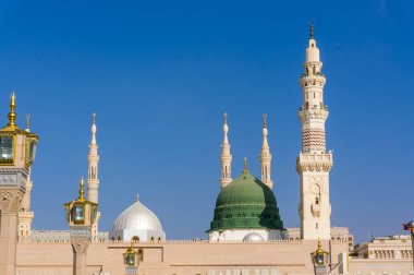Minarelerin dış görünümü ve caminin yeşil kubbesi t kaldırıldı