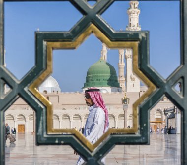 Medine, Suudi Arabistan-18 Aralık 2014: Tanımlanamayan Arap Müslüman