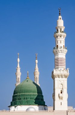 Minarelerin dış görünümü ve caminin yeşil kubbesi t kaldırıldı