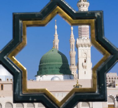 Minarelerin dış görünümü ve caminin yeşil kubbesi t kaldırıldı