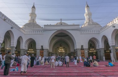 Medine, Suudi Arabistan-19 Aralık 2014 : Müslümanlar Mescid-i Aksa'nın içinde dua ediyor