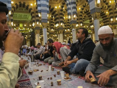 El Medine, Suudi Arabistan-18 Ocak 2018: Kimliği belirsiz Müslüman erkekler Medine'deki Nabawi Camii'nde şafak vakti oruç tutamamış.