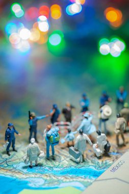 Minyatür oyuncak insanlar kavramı Abd sınır devriyebir grup karşı o