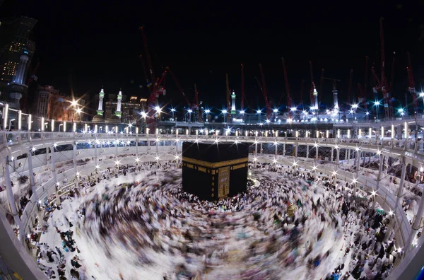 Vue d'angle WIde des pèlerins musulmans contourner le coun Kaaba — Photo