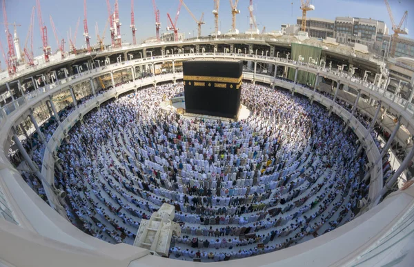 Musulmanes listos para orar frente a la Kaaba en Masjidil Haram — Foto de Stock