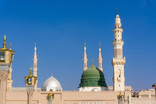 Внешний вид минаретов и зеленый купол мечети
