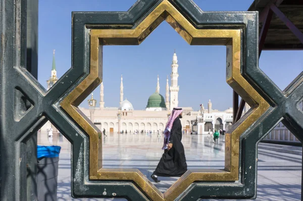 Medina, Saúdská Arábie-18. prosince 2014: neidentifikovaný arabský muslimský — Stock fotografie