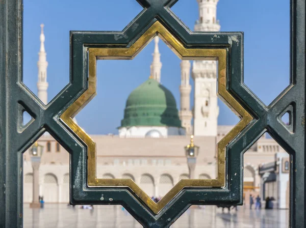 Out of focus exterior view of minarets and green dome of a mosqu — Stock Photo, Image