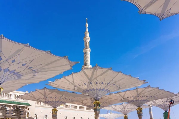 Giant skärmtak vid Masjid Nabawi (moské) förening i Medina, Kin — Stockfoto