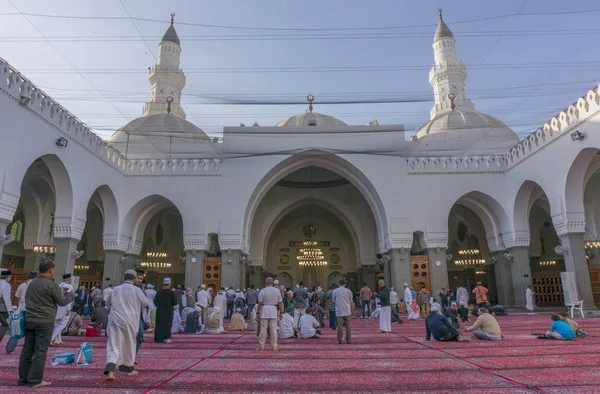 MEDINA, SAUDI ARABIA-DEC 19, 2014 : Muslims pray inside Masjid Q — Stock Photo, Image