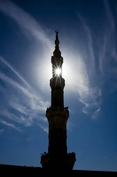 Silhueta de um minarete de uma mesquita retirado do composto . — Fotografia de Stock