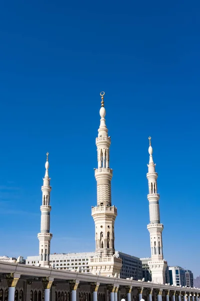 Vista exterior de los minaretes de una mezquita quitada del recinto . —  Fotos de Stock
