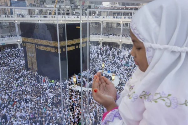 Meca, Arábia Saudita-circa dez 2014: Fatimah Nur Nadia (9 Yo) Mak — Fotografia de Stock