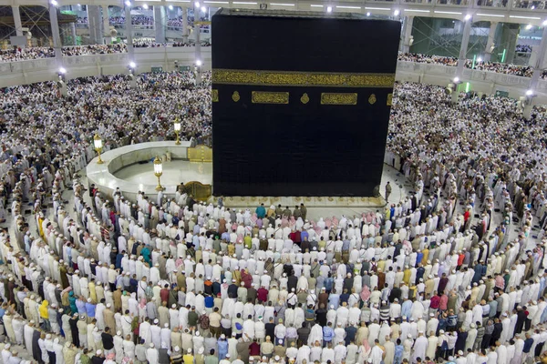 Mekka, Saudiarabien-circa dec 2014: muslimer i redo för bön — Stockfoto