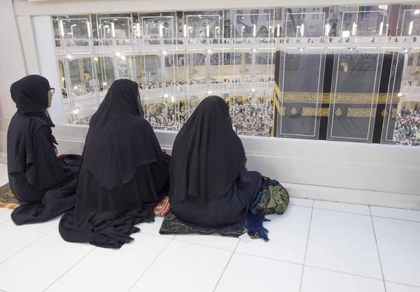 MECCA, SAUDI ARABIA-CIRCA DEC 2014: Female Muslim pilgrims watch — Stock Photo, Image