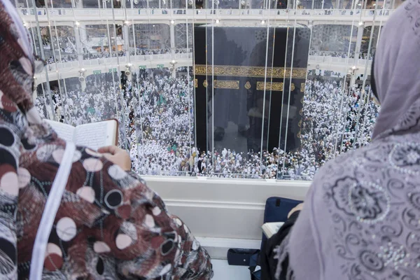 MECCA, ARABIE SAOUDITE-CIRCA DEC 2014 : Des pèlerines musulmanes regardent — Photo