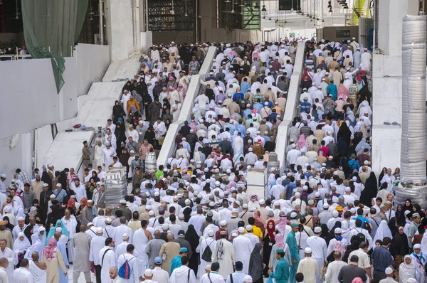 MECCA - 22 DE DICIEMBRE DE 2014: peregrinos musulmanes salen de la mezquita afte —  Fotos de Stock
