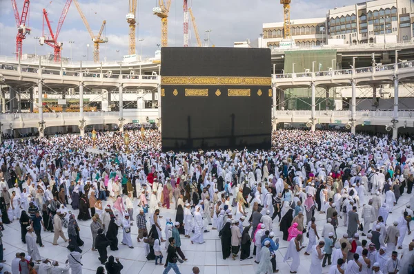 Makkah-december 22 2014: Pilgrims körüljárják a Kaaba a — Stock Fotó