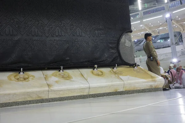 MECCA, S.ARABIA-DEZEMBRO 21, 2104: Mesquita policial guarda uma das — Fotografia de Stock