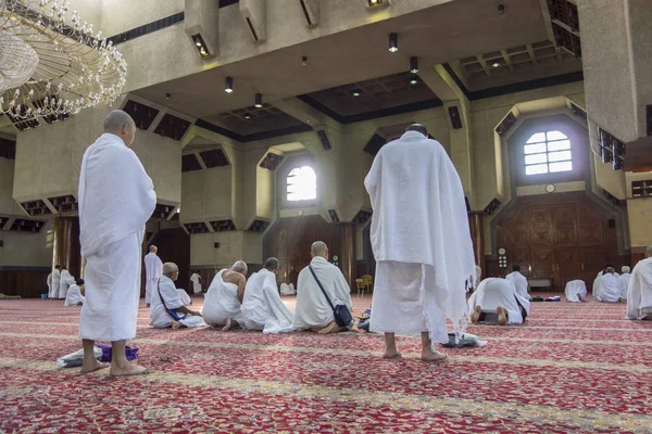 MECCA - DECEMBER 22, 2014 : Muslim pilgrims in 'ihram' clothes p — Stock Photo, Image