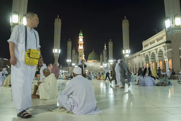 AL MADINAH, SAUDI ARABIA - DECEMBER 14, 2016 : Unidentified Musl — Stock Photo, Image