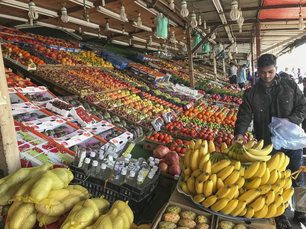 Taif, Saúdská Arábie-22. ledna 2018: neznámí arabští muži prodávají — Stock fotografie