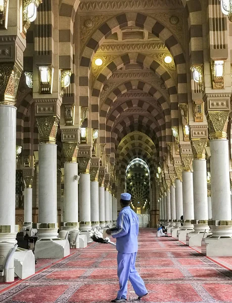 AL MADINAH, SAUDI ARABIA-JANEIRO 18, 2018: Um mosqu não identificado — Fotografia de Stock