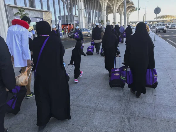 MEDINA, SAUDI ARABIA - JANUARY 27, 2018 : Airline passengers pul — Stock Photo, Image