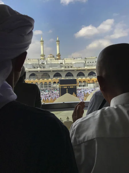 Rear silhouette view of unidentified Muslim men make a prayer ou — Stock Photo, Image