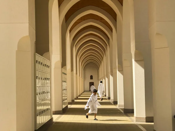 AL MADINAH, ARABIA SAUDITA-ENERO 20, 2018: Un grupo de no identificados —  Fotos de Stock
