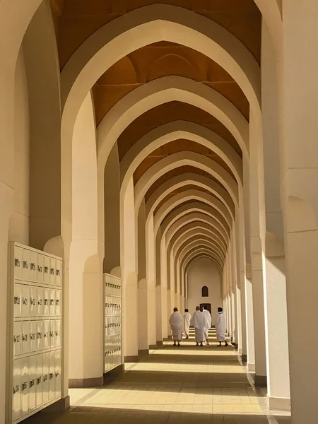 A group of unidentified Muslim pilgrims wear white cloth outside — Stock Photo, Image