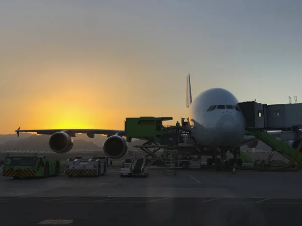 SILhouette de un avión al amanecer . — Foto de Stock