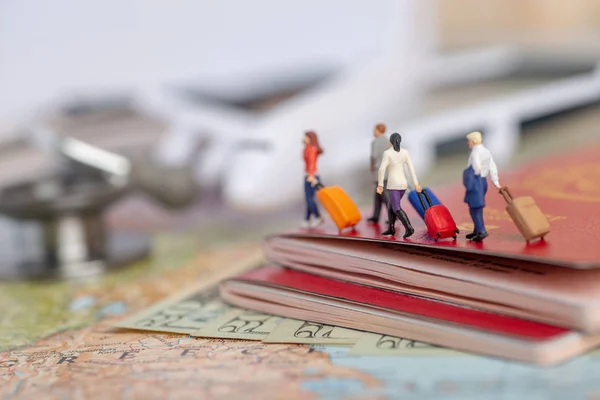 Concepto de pasajeros en miniatura de personas que viajan a tierras extranjeras - i —  Fotos de Stock