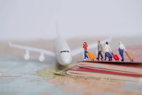 Concepto de pasajeros en miniatura de personas que viajan a tierras extranjeras . —  Fotos de Stock