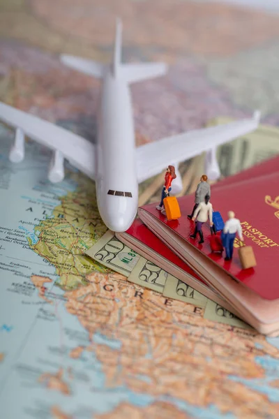 Concepto de pasajeros en miniatura de personas que viajan a tierras extranjeras . —  Fotos de Stock