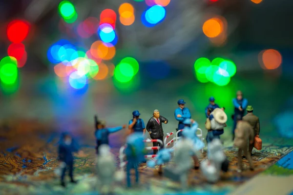 Миниатюрные игрушки люди концепция пограничных патрулей США против группы о — стоковое фото