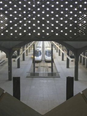 Medine Hsr Medine istasyonunda raylar üzerinde mermi trenler ile Medine Haramain istasyonunun üst görünümü, Suudi Arabistan.