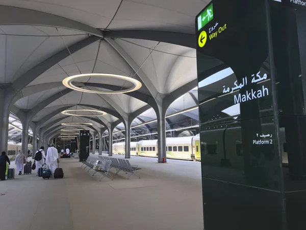 Un groupe de personnes vêtues de vêtements blancs ihram débarquent des cars de train à la gare de HSR La Mecque à La Mecque, en Arabie Saoudite . — Photo