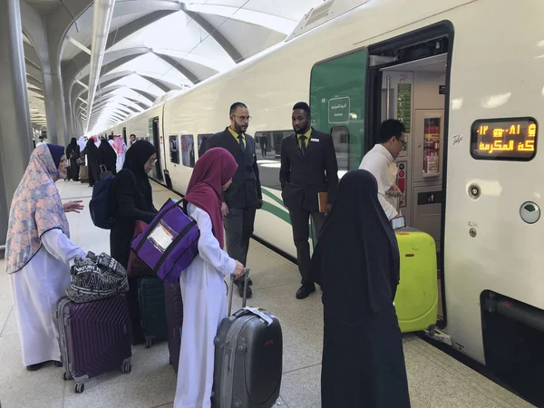 Un groupe de familles musulmanes prêtes à embarquer des autocars à la gare de HSR Madinah à Médine, en Arabie Saoudite . — Photo